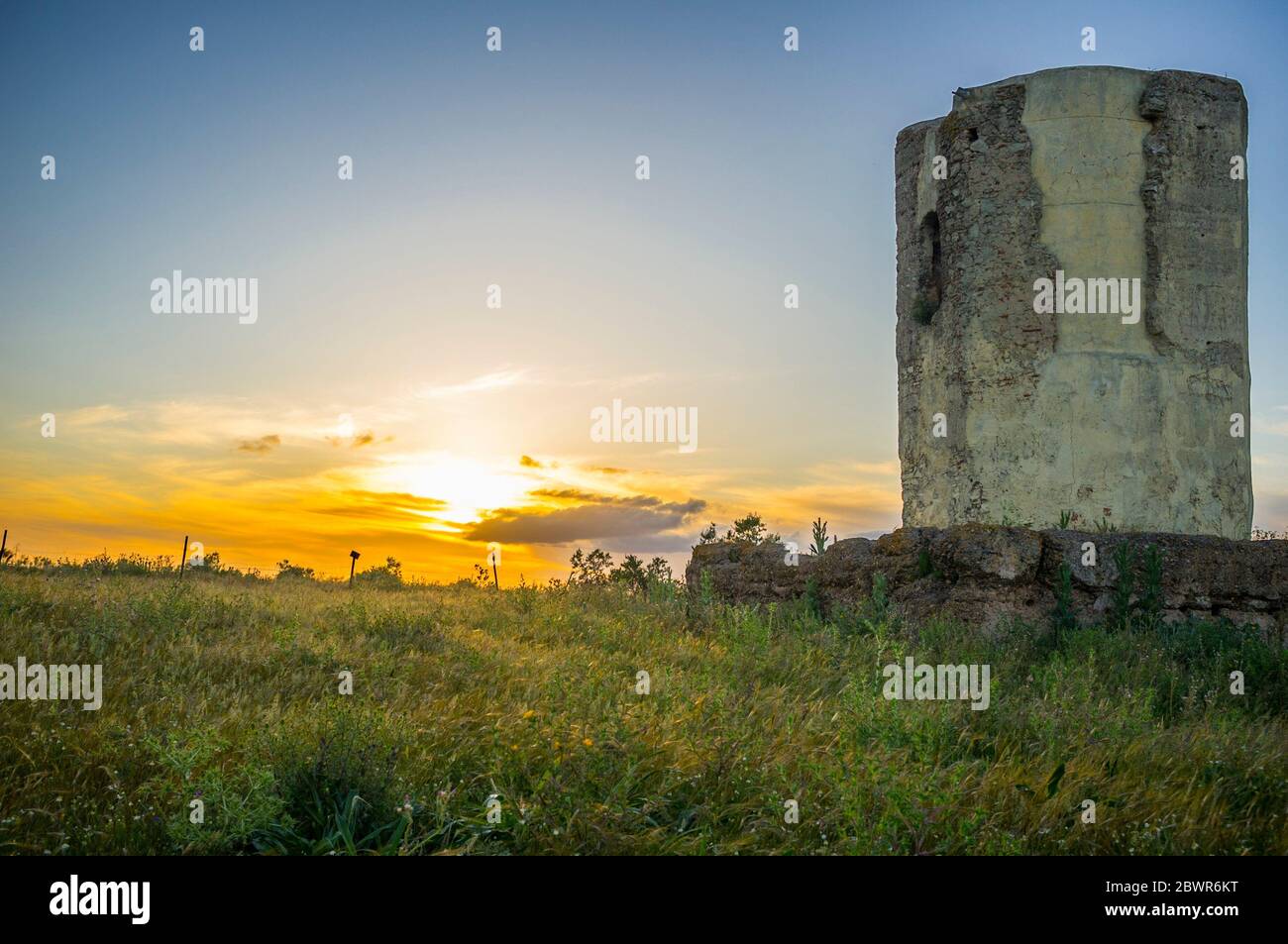 Torre di guardia di Almohad di Ibn Marwan o Los Rostros, periferia Badajoz, Extremadura, Spagna. Foto Stock