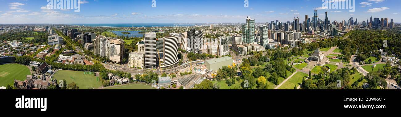 Melbourne Australia 4 Febbraio 2020 : immagine panoramica aerea della città di Melbourne e del Santuario della Rimembranza dei Giardini Botanici Foto Stock