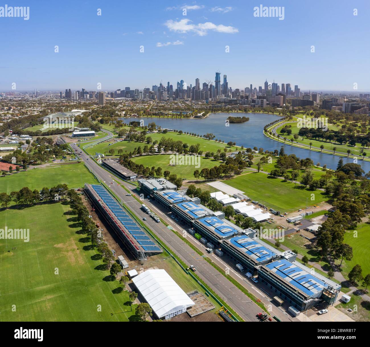 Melbourne Australia 4 Febbraio 2020 : Vista aerea degli edifici sul circuito del Gran Premio di F1 di Albert Park con il lago e la città di Melbourne nel b Foto Stock