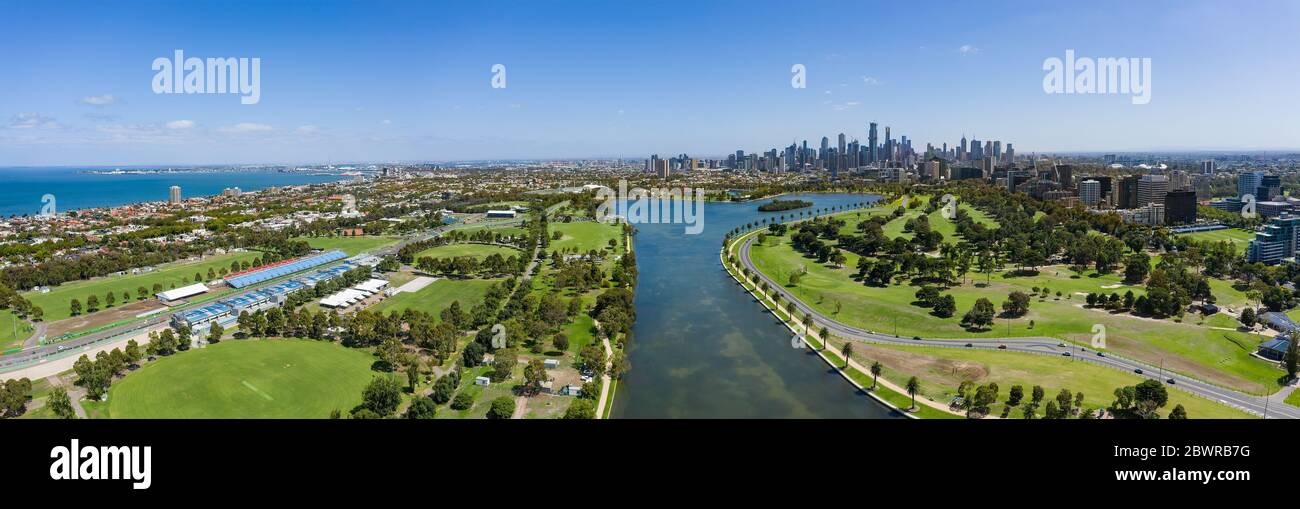 Melbourne Australia 4 Febbraio 2020 : Vista aerea degli edifici sul circuito del Gran Premio di F1 di Albert Park con il lago e la città di Melbourne nel b Foto Stock