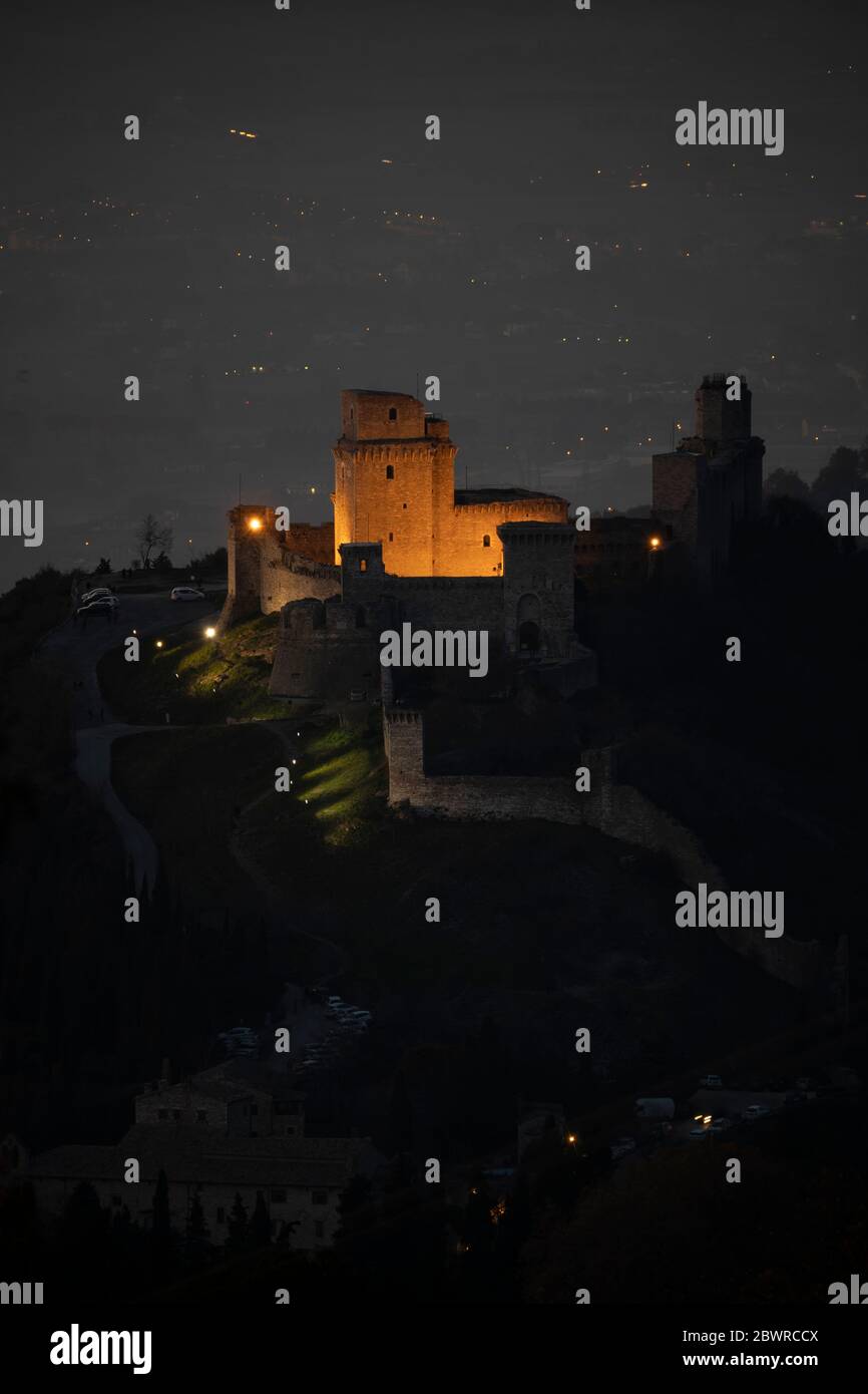 Vista al crepuscolo della Rocca di Assisi, vista dal Monte Subasio con teleobiettivo molto potente Foto Stock