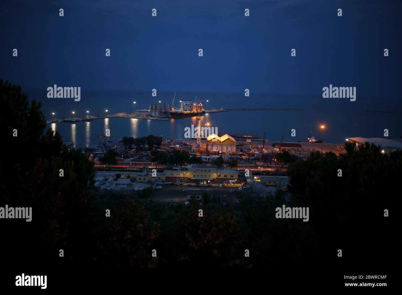 Vista notturna del porto di Ortona, Abruzzo, Italia Foto Stock