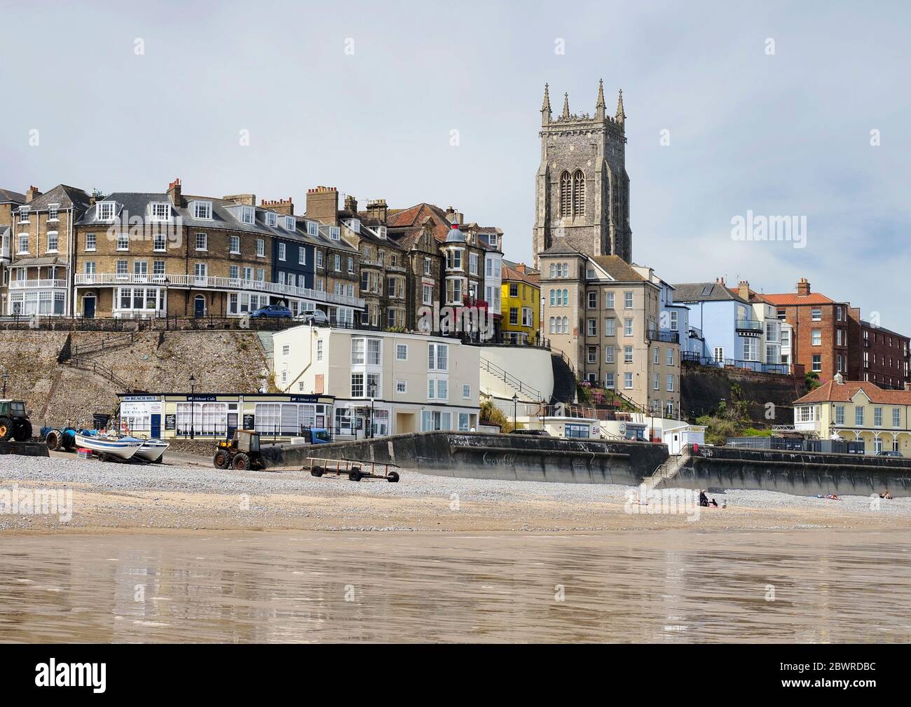 Vista di Cromer, una località balneare di Norfolk vista dalla spiaggia est e che mostra la chiesa e gli edifici vittoriani sopra l'Esplanade Foto Stock