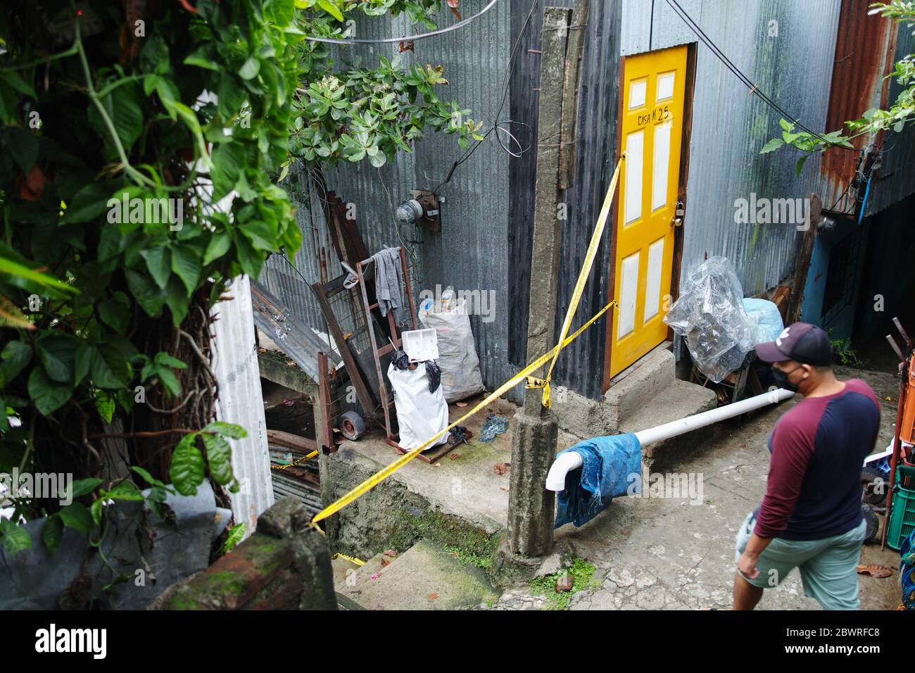 San Salvador, El Salvador. 2 Giugno 2020. Cordonato fuori zona in uno dei settori colpiti in Nuevo Israele Comunità danneggiato da tropicale Storm Amanda nella capitale di El Salvador. La comunità si trova sulle rive del fiume Arenal che, a causa delle intense piogge di domenica e lunedì, ha traboccato e distrutto molte case. Credit: Carlos Diaz/Alamy Live News. Foto Stock