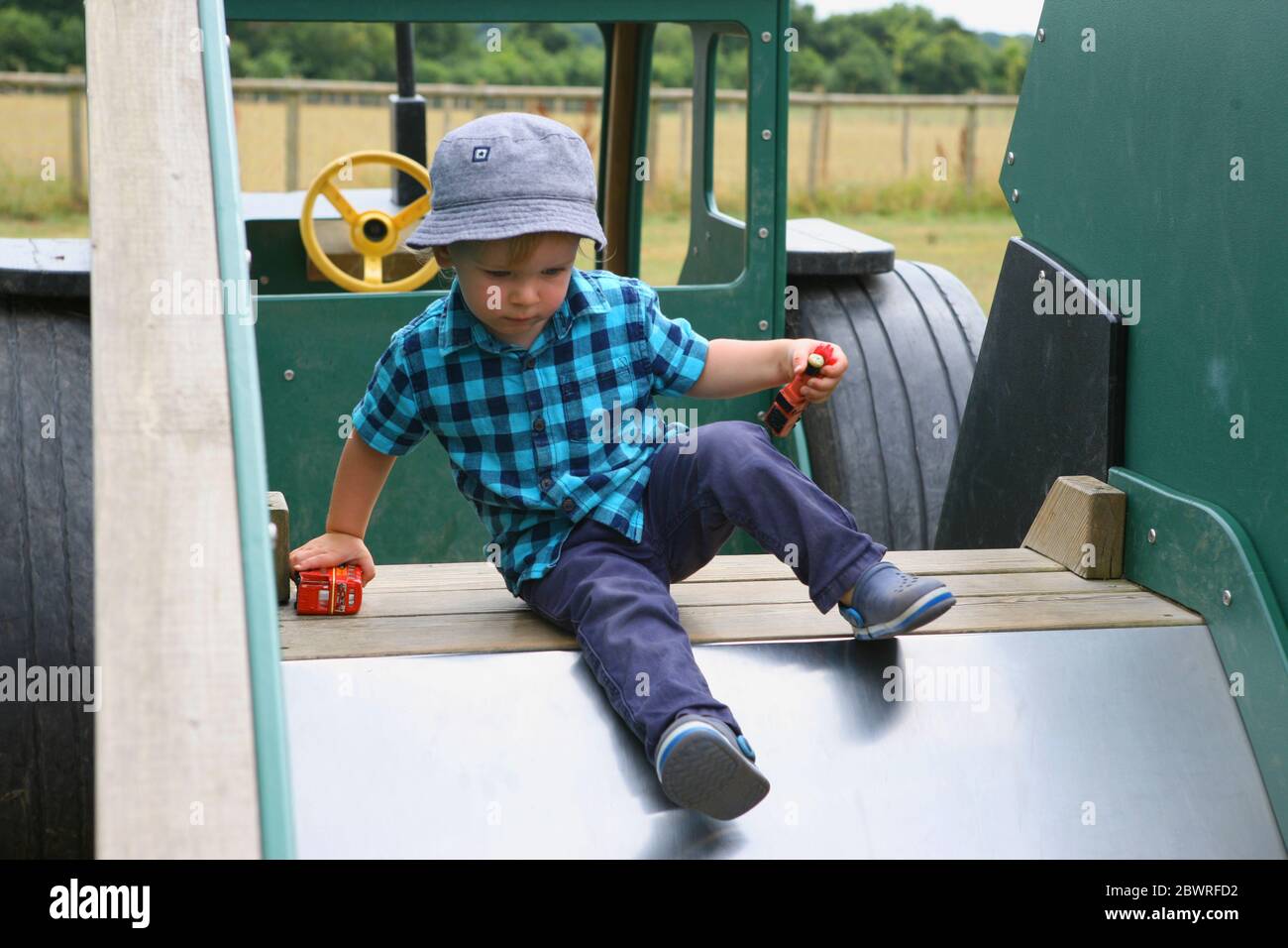 Infantile, 3 anni, play, giocattoli, modello rilasciato, persone, bambino,  infantile, abito, ci si inginocchia, toccato, scoperte, Indoor, boy,  giocattolo morbido, marionette giocattoli, tutto il corpo Foto stock - Alamy