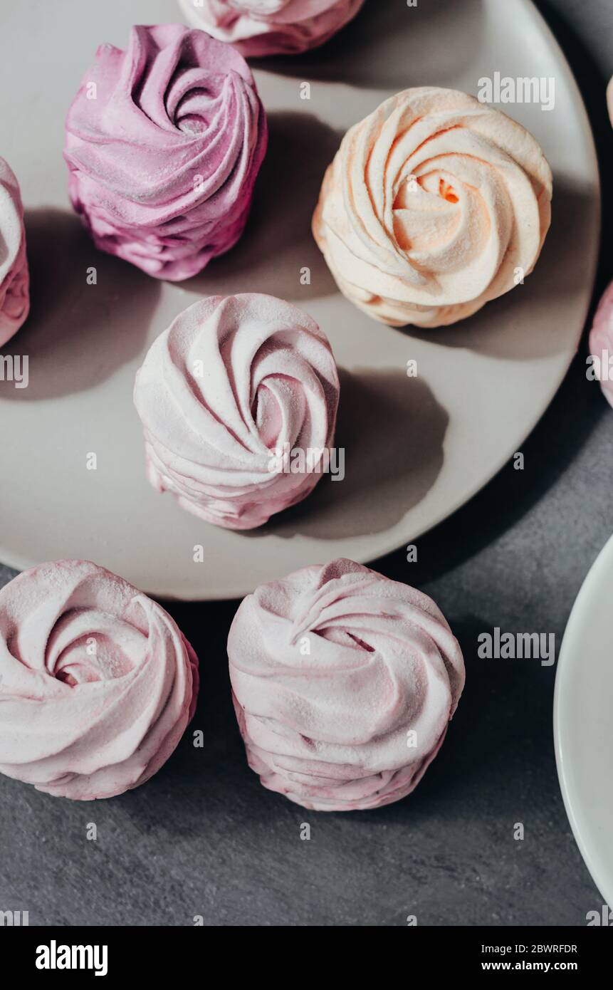 Marshmallows colorati Air su sfondo grigio. zephyr dolce fresco fatto in casa Foto Stock
