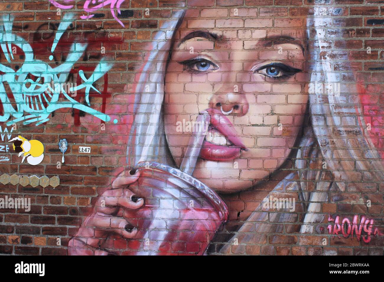 Graffiti - ragazza teenage con atteggiamento da ironia Foto Stock