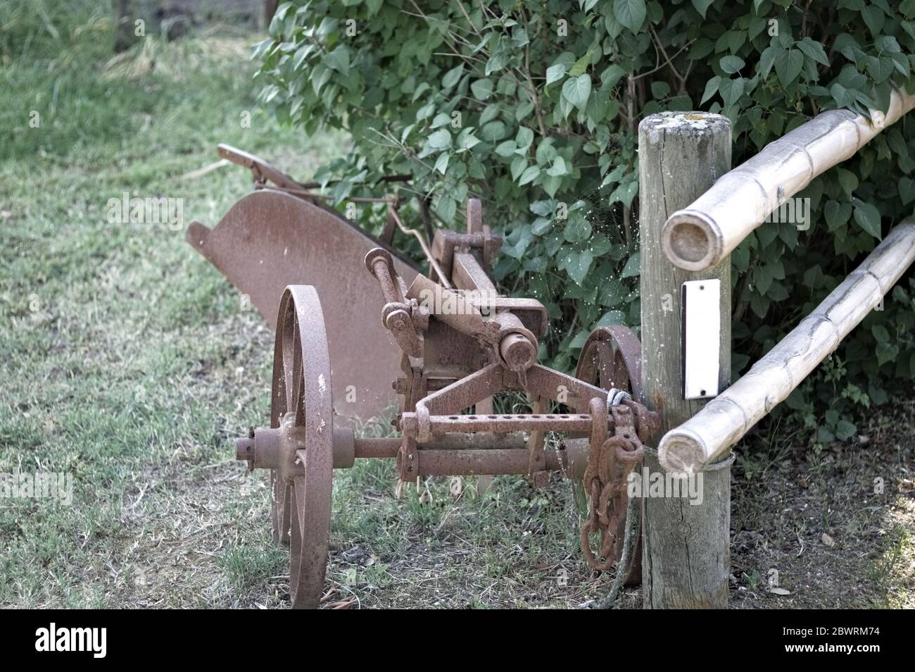 Un aratro arrugginito nei campi di campagna vicino ad un'azienda agricola (Pesaro, Italia, Europa) Foto Stock
