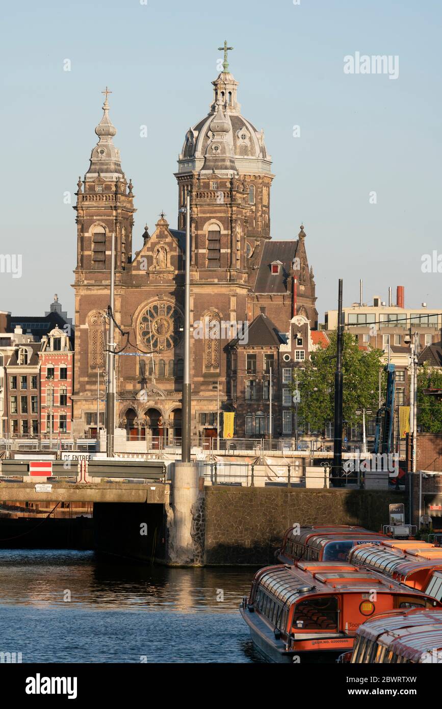 Basilica di San Nicola Amsterdam, si trova nel quartiere del centro storico, vicino alla stazione ferroviaria centrale. Foto Stock