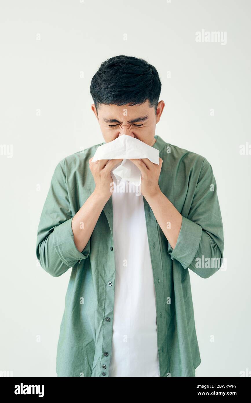 Un uomo cattura un freddo, malattia, asiatico Foto Stock