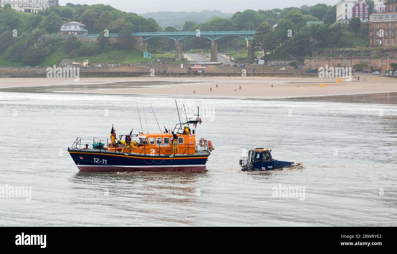 La nave di salvataggio Mersey Class RNLI, che si trova in tutte le condizioni meteorologiche, è stata lanciata dalla spiaggia di Scarborough, sulla costa dello Yorkshire settentrionale Foto Stock