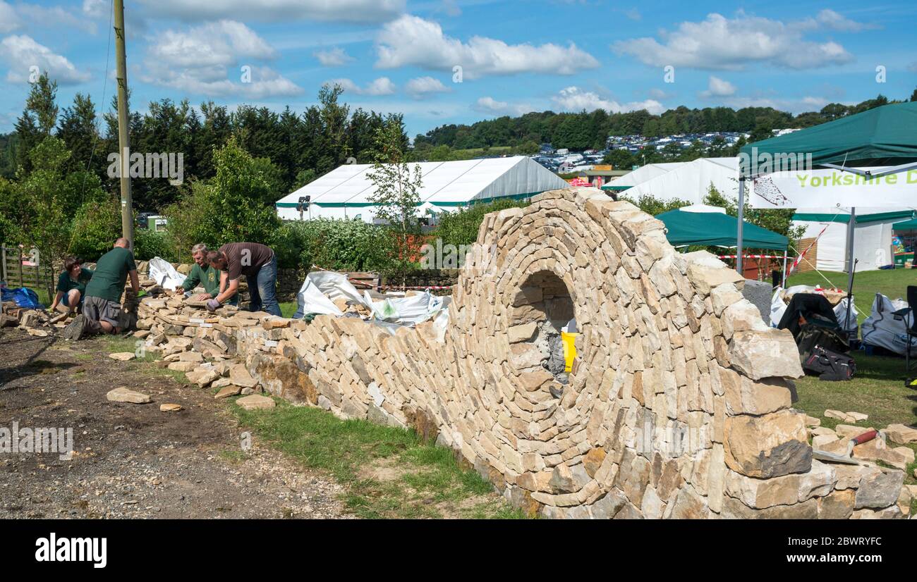 Wallers costruisce una nuova parete di pietra al terreno di esposizione del Great Yorkshire Show di Harrogate Foto Stock