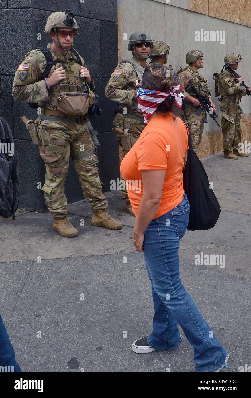 I guardiani nazionali guardano a un dimostratore che si accavallano su Spring Street nel centro di Los Angeles per protestare pacificamente l'uccisione di George Floyd a Minneapolis martedì 2 giugno 2020. Il presidente Trump ha minacciato lunedì sera di inviare l'esercito degli Stati Uniti in qualsiasi città in cui i funzionari locali non riescono a controllare folle di manifestanti indisciplinati. Il suo segretario di difesa, Mark T. Esper, si è scagliato sulla necessità di truppe per 'dominare lo spazio di battaglia' nelle città americane. Trump sembra aver intenzione di invocare l’Insurrection Act. Foto di Jim Ruymen/UPI Foto Stock