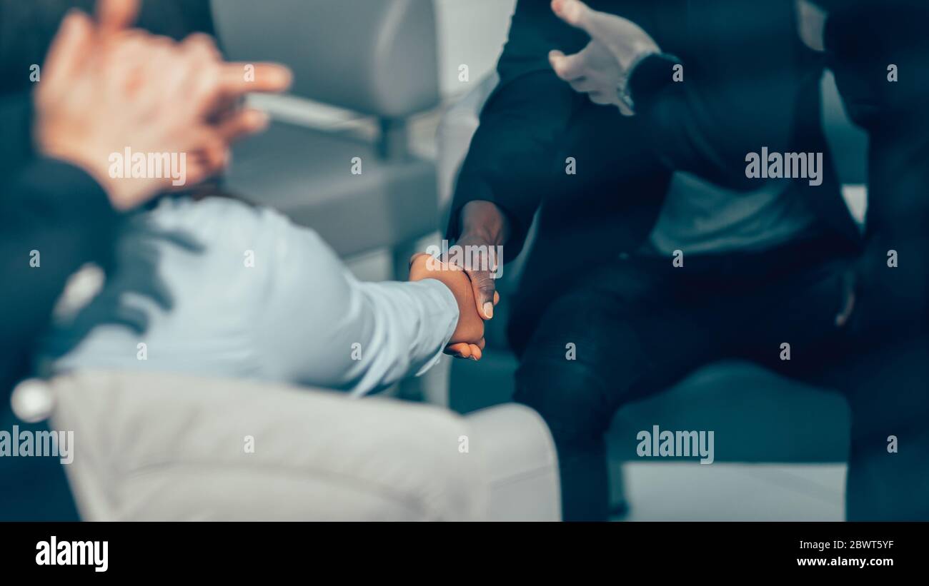 primo piano. gli uomini d'affari si salutano in ufficio. Foto Stock