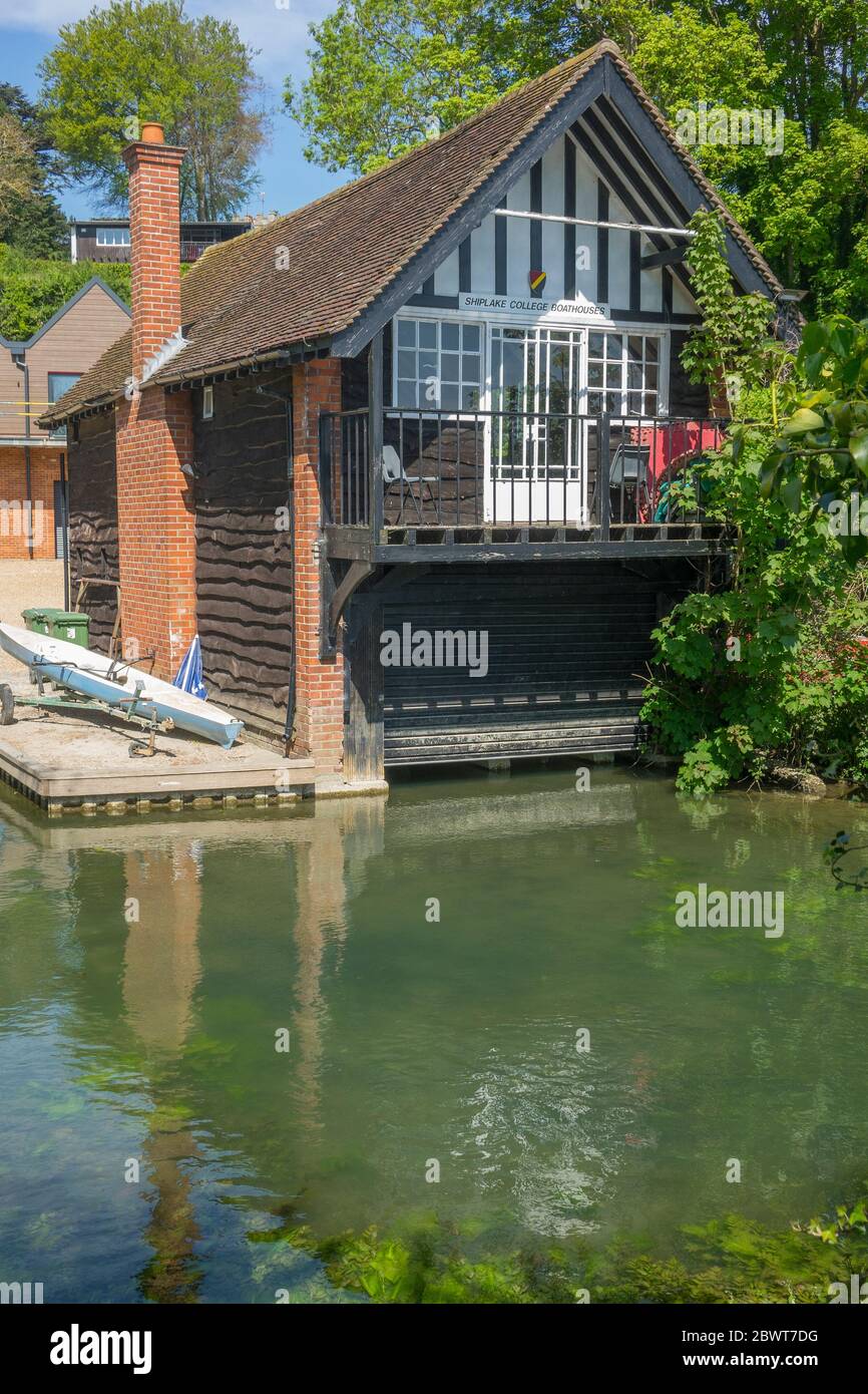 Inghilterra, Oxfordshire, Shiplake, River Thames, college boathouse Foto Stock