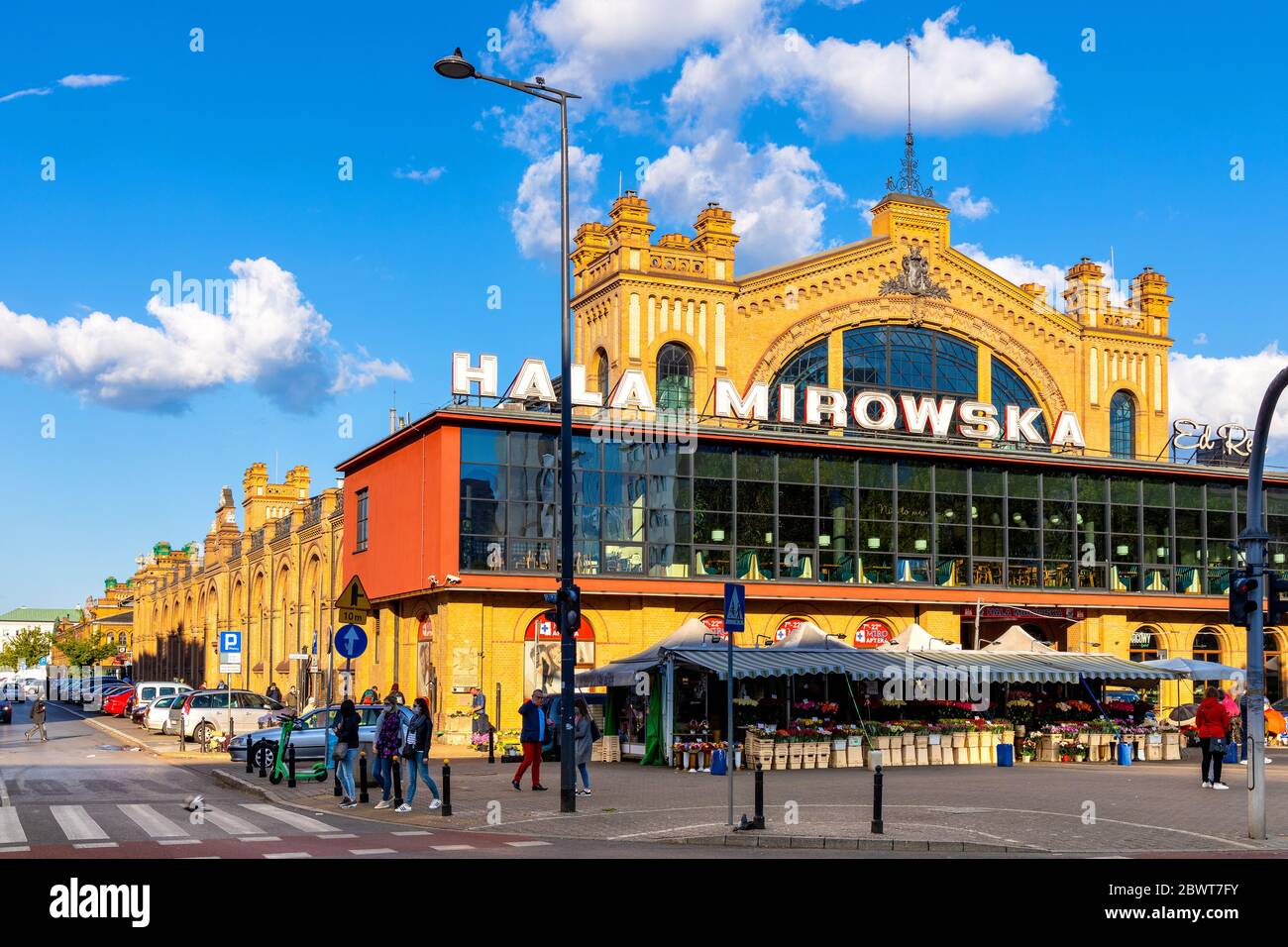 Varsavia, Mazovia / Polonia - 2020/05/22: Vista panoramica del mercato coperto di Hala Mirowska al. Viale Jana Pawla II nel centro di Wola Foto Stock