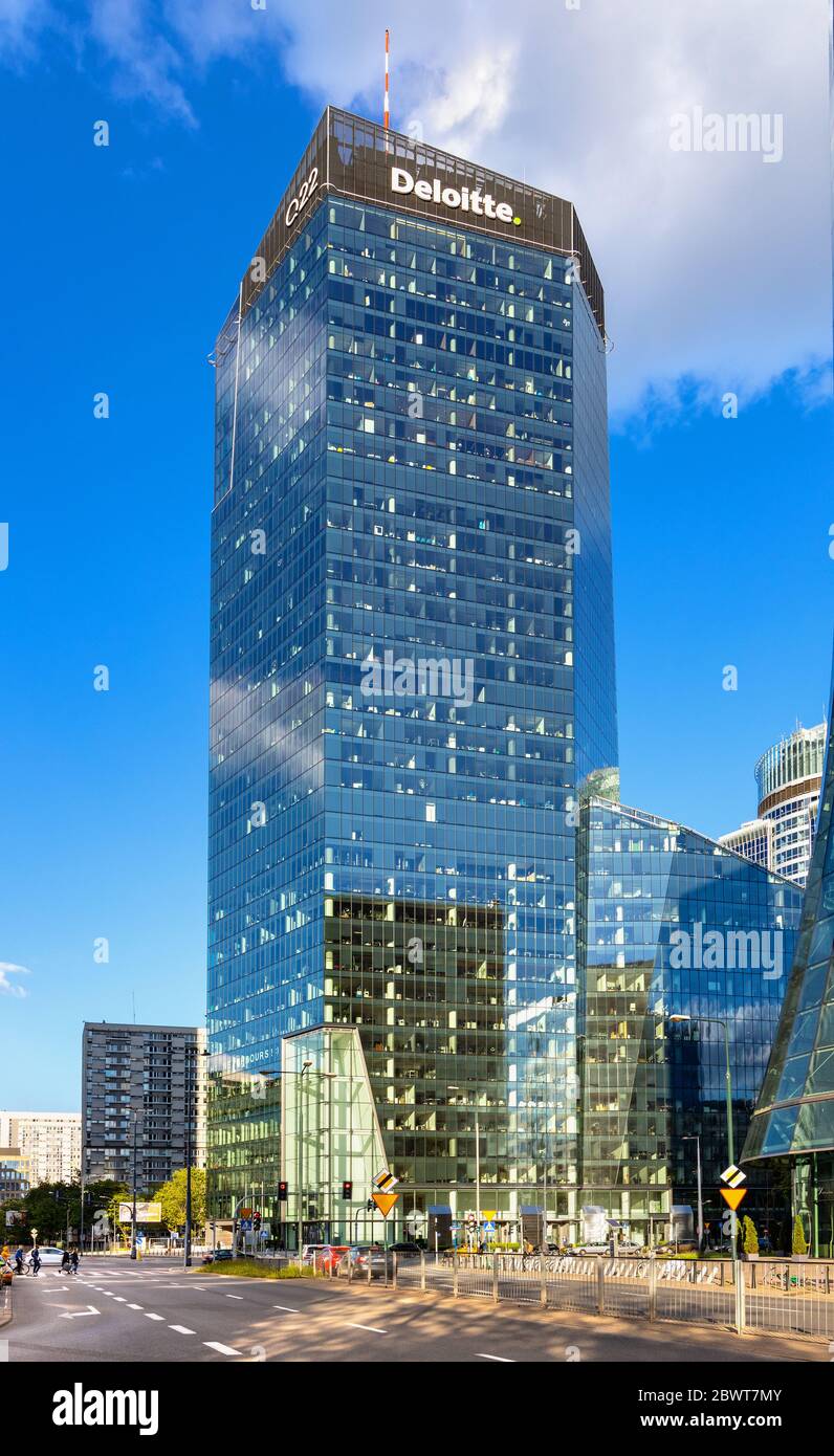 Varsavia, Mazovia / Polonia - 2020/05/22: Vista panoramica della torre Q22 dell'ufficio di Echo Investment al. Viale Jana Pawla II nel centro di Wola Foto Stock