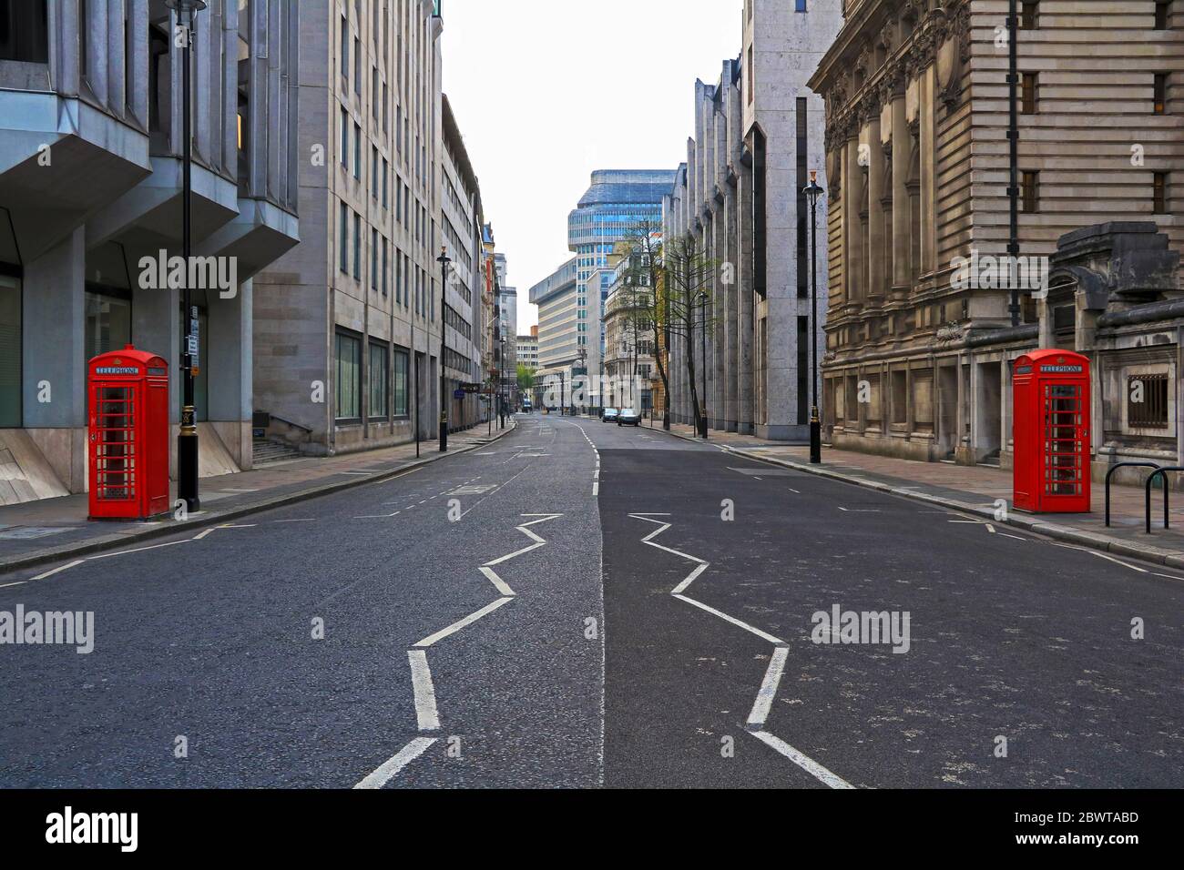 Una vista lungo la vuota Tothill Street nella città di Westminster, nel centro di Londra durante la chiusura, aprile 2020, Regno Unito. Foto Stock