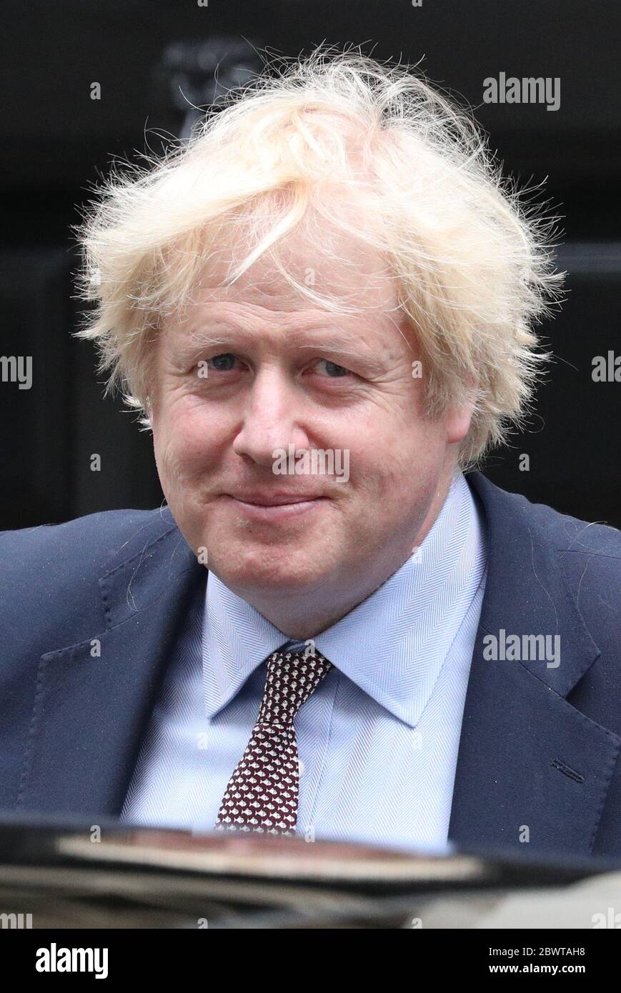 Il primo ministro Boris Johnson lascia 10 Downing Street, Londra, per le PMQ nella Camera dei Comuni. Foto Stock
