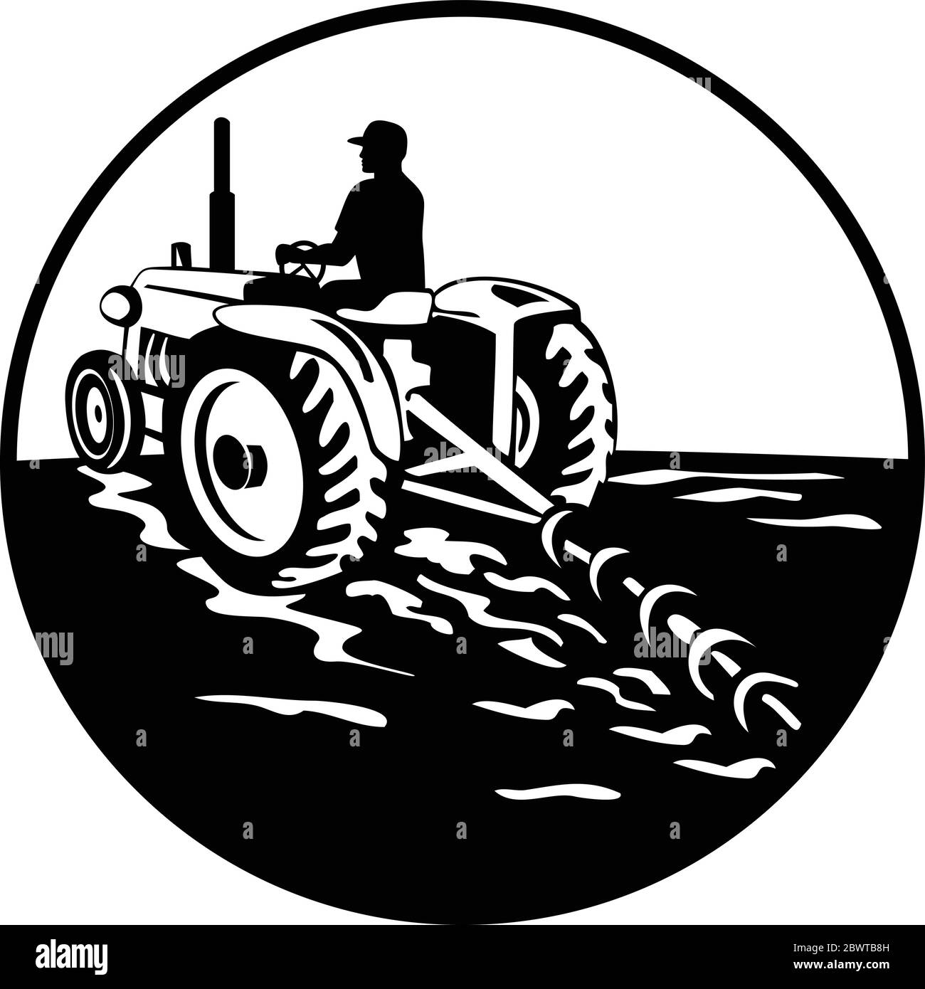 Illustrazione di un coltivatore giardiniere che guida un trattore vintage arando falciatura vista dal cerchio interno posteriore su sfondo isolato fatto in bla retrò Illustrazione Vettoriale