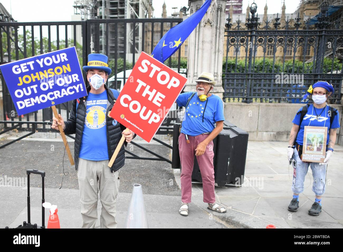Manifestanti anti anti anti anti-Brexit, con maschere facciali, fuori dalla Camera del Parlamento, Westminster, Londra. Foto Stock