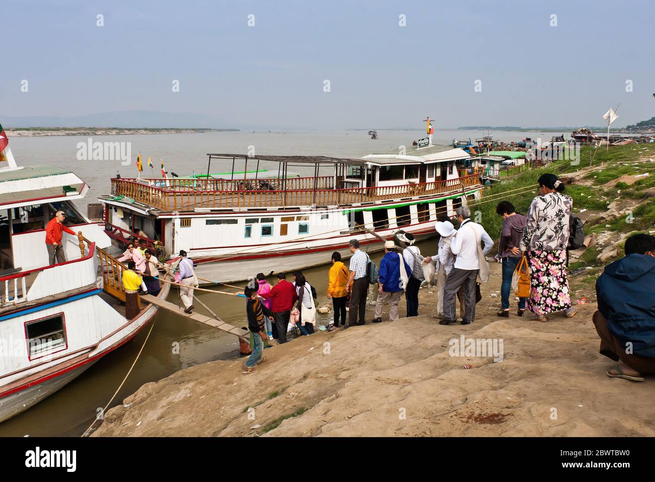 I turisti salpano su una nave da crociera per Mingun, Amarapura, Myanmar Foto Stock