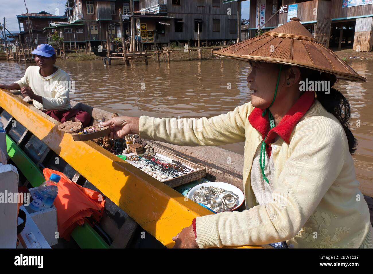 Donne birmane che vendono artigianato da una barca sul lago Inle, Myanmar Foto Stock