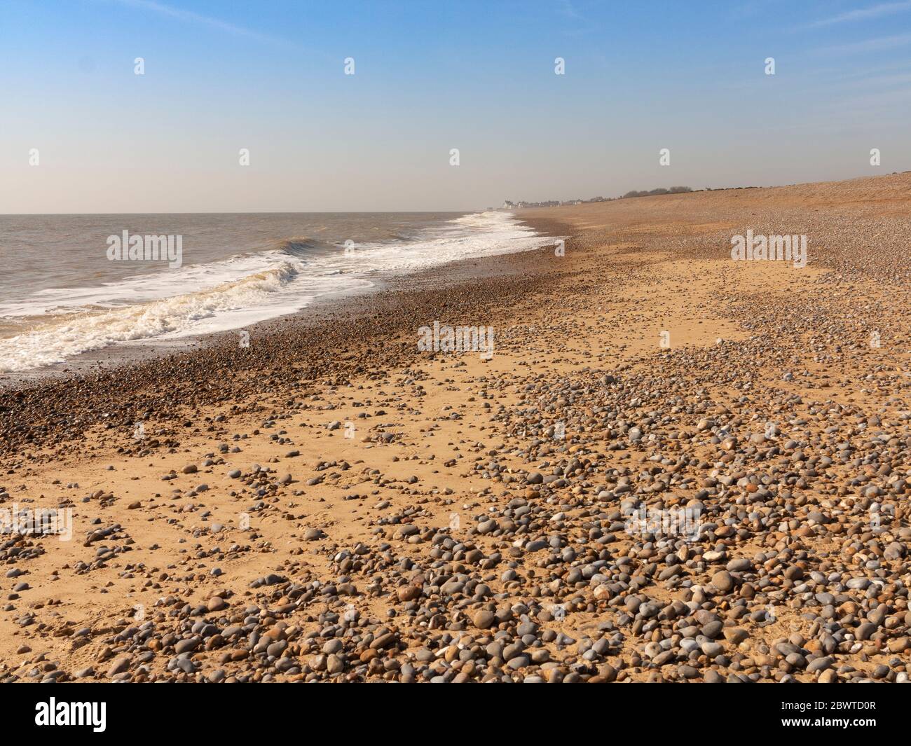 Spiaggia deserta sul lungomare di Aldeburgh a causa delle precauzioni di blocco coronavirus Foto Stock