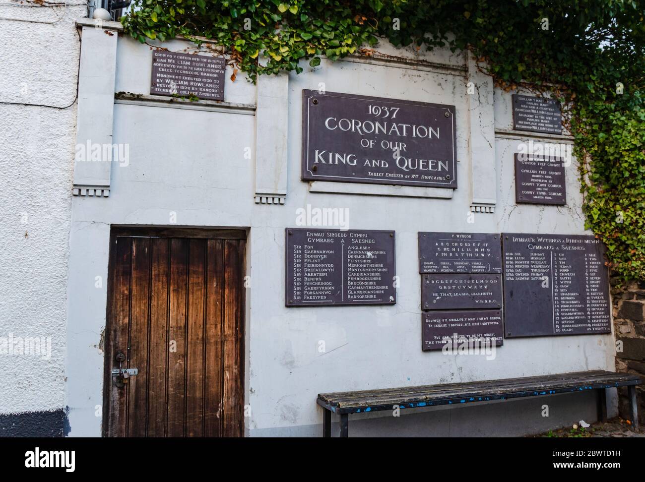 Conwy, Galles, Regno Unito: 24 novembre 2017: Un monumento insolito di placche di ardesia bilingue su Chapel Street è stato eretto da William Rowlands per commemorare il co Foto Stock