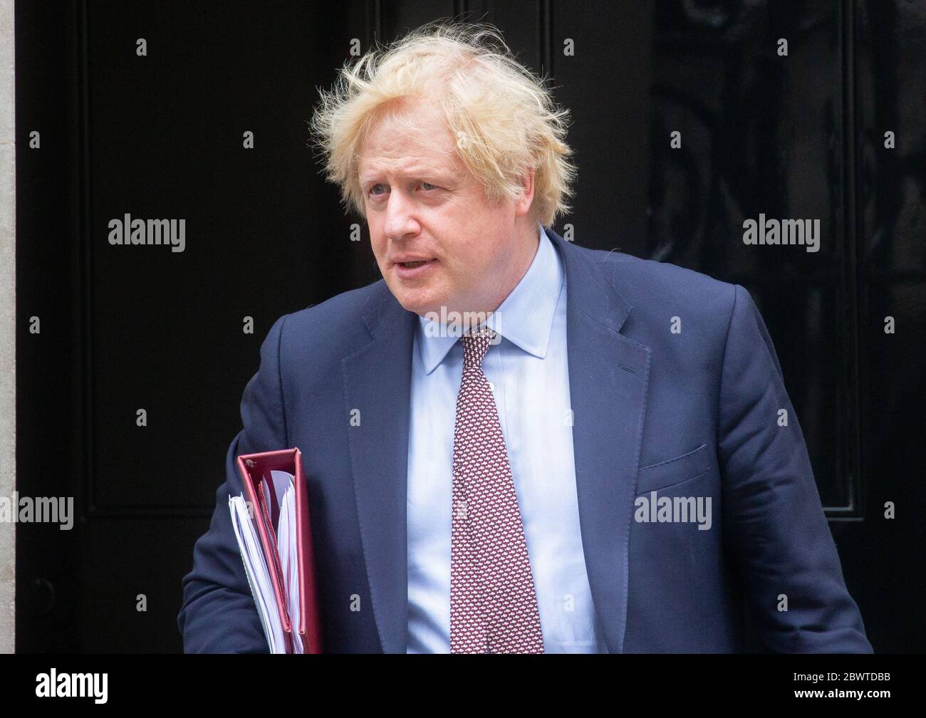 Londra, Regno Unito. 3 Giugno 2020. Il primo ministro Boris Johnson lascia 10 Downing Street per recarsi al Parlamento per le interrogazioni del primo ministro. Sarà la quarta volta che si trova a dover affrontare Keir Starmer attraverso la scatola di spedizione. Credit: Tommy London/Alamy Live News Foto Stock
