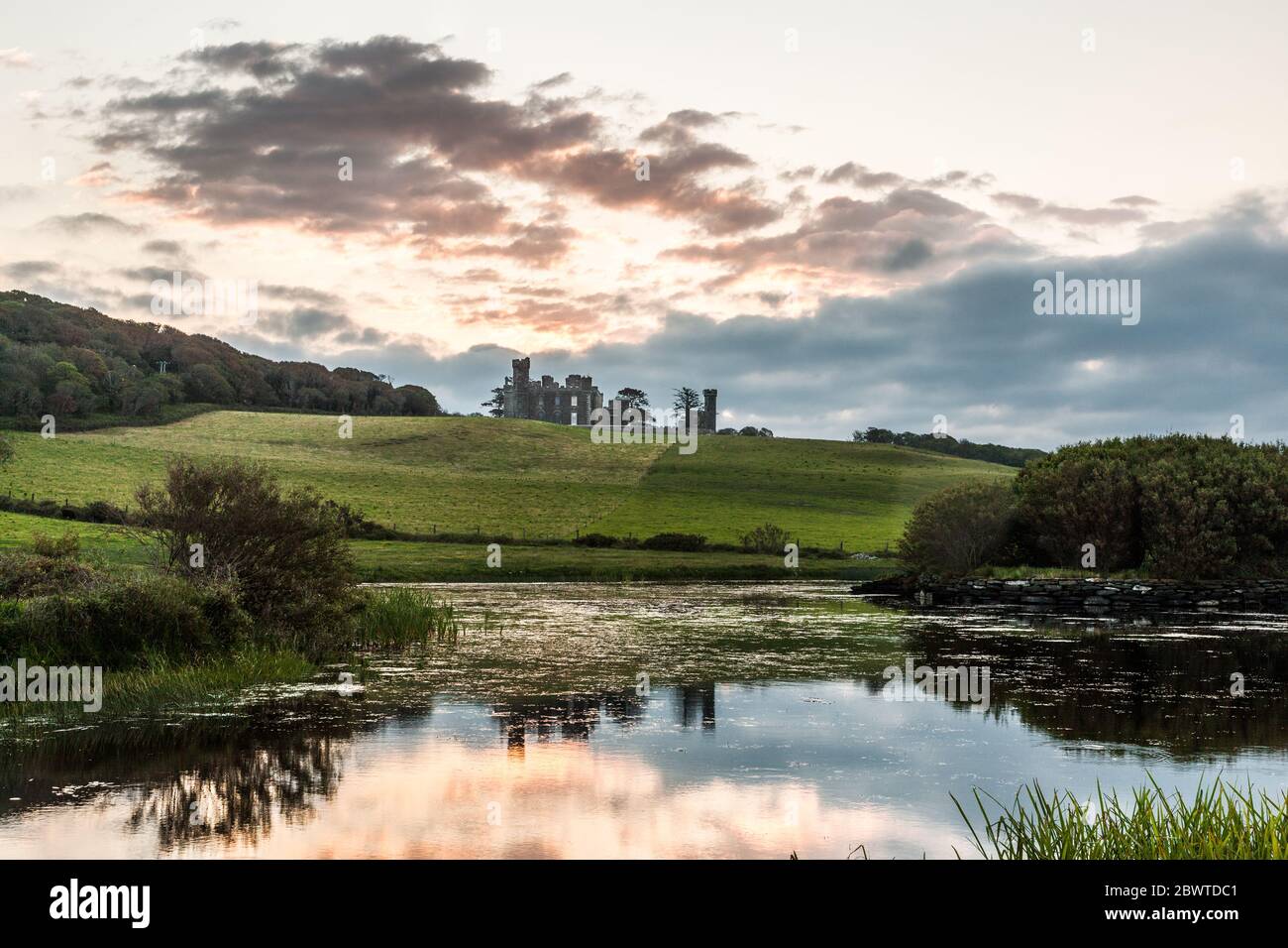 Rathbarry, Cork, Irlanda. 23 maggio 2020. Alba che si infrange su una mattina nuvolosa sopra Rathbarry Castle, Castlefreke, Co. Cork, Irlanda. - credito; David Creedon / Alamy Live News Foto Stock