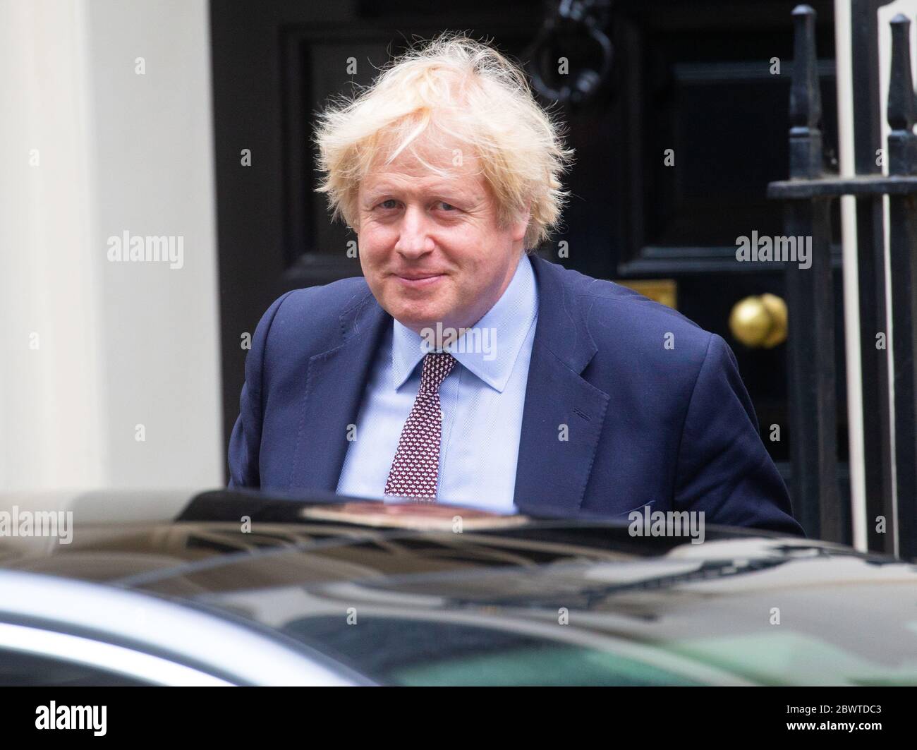 Londra, Regno Unito. 3 Giugno 2020. Il primo ministro Boris Johnson lascia 10 Downing Street per recarsi al Parlamento per le interrogazioni del primo ministro. Sarà la quarta volta che si trova a dover affrontare Keir Starmer attraverso la scatola di spedizione. Credit: Tommy London/Alamy Live News Foto Stock