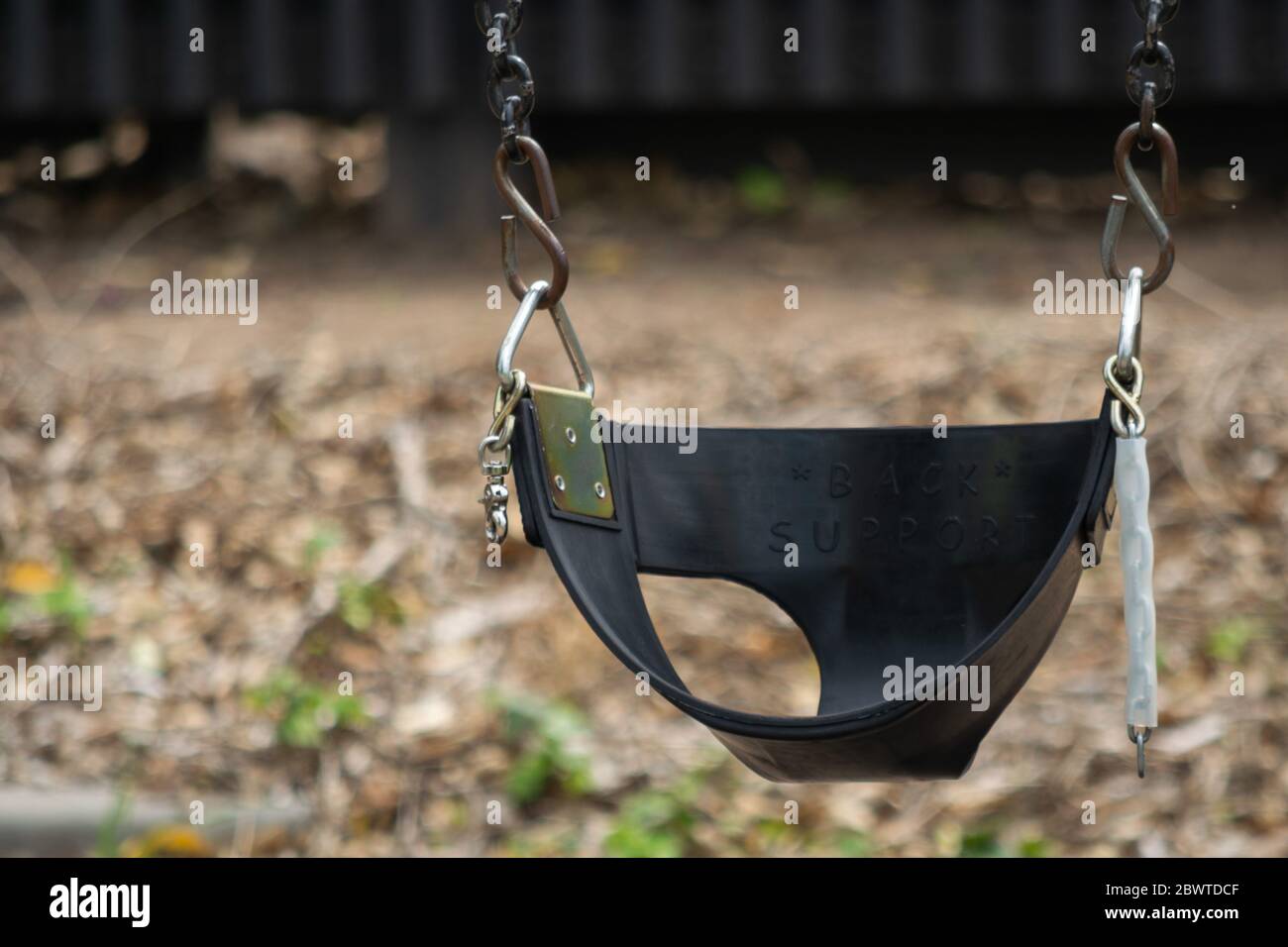 Fai un'oscillazione vuota per il bambino o per il bambino in un parco giochi. Foto Stock