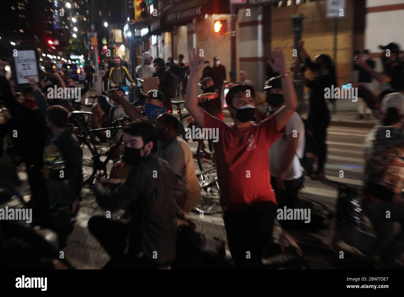 BROOKLYN, NY: 2 GIUGNO: Giorno 6 della protesta della morte di George Floyd e del primo giorno del coprifuoco delle 20:00 imposto da New York City come manifestanti convergono in violazione dopo il coprifuoco sul Barclays Center il 2 giugno 2020 a Brooklyn, New York City. Credit: Mpi43/MediaPunch Foto Stock