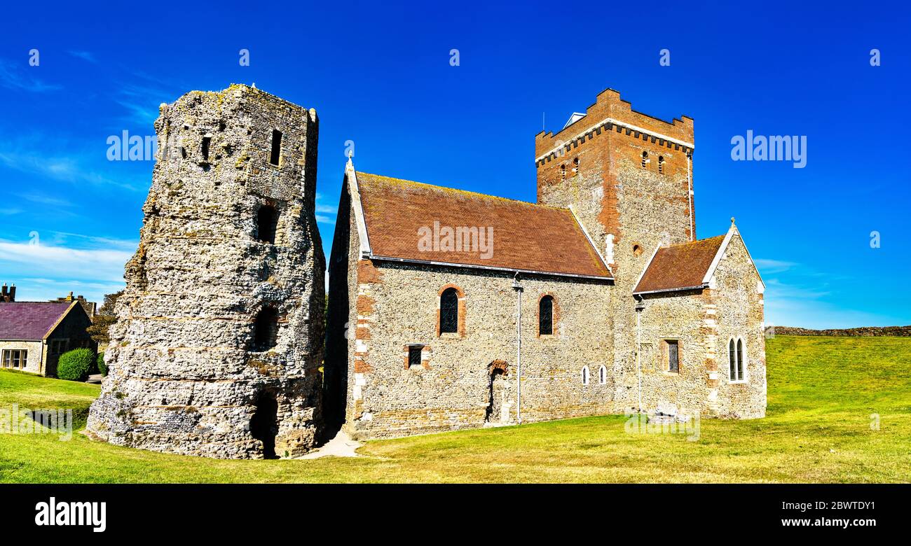 Chiesa di Santa Maria in Castro e faro romano al Castello di dover in Inghilterra Foto Stock