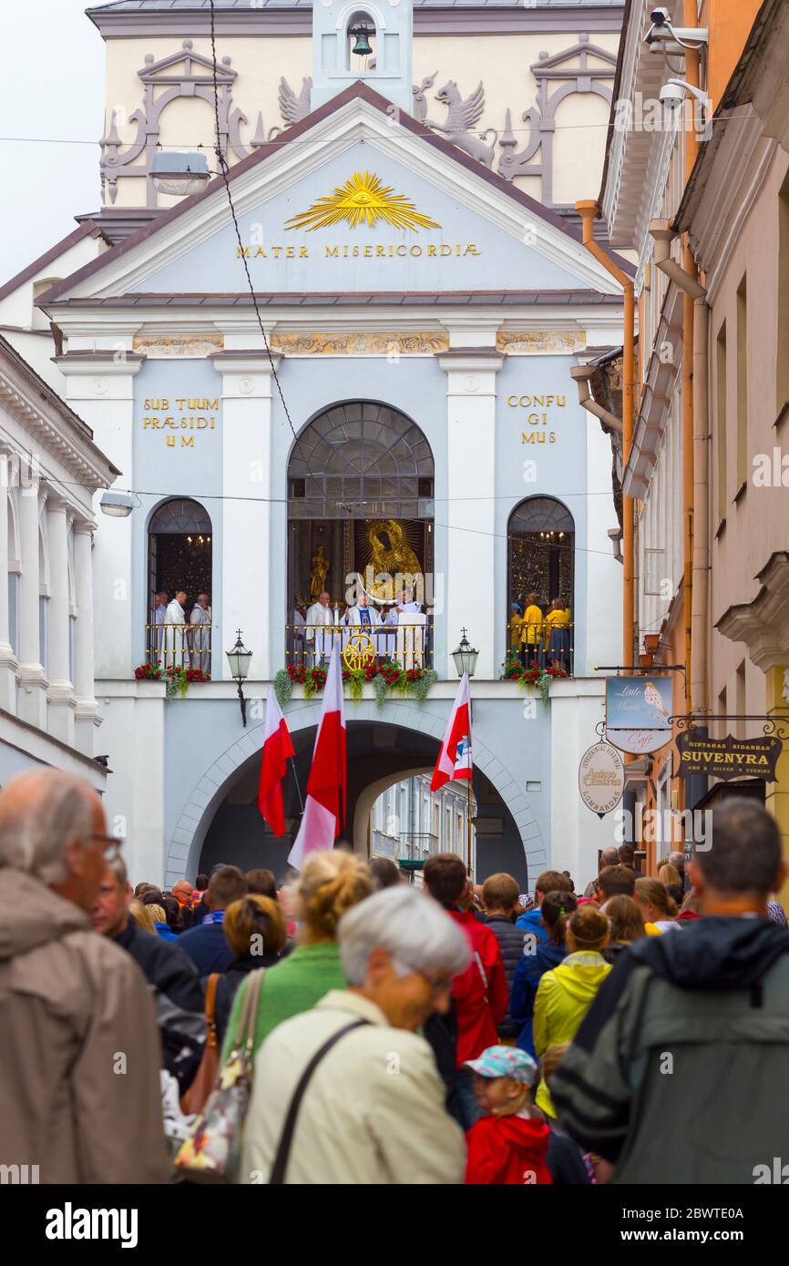 LITUANIA, VILNIUS - 17 LUGLIO 2017: I pellegrini sono venuti a celebrare il giorno della Madonna della porta dell'alba. Questa Santa immagine è venerata dai Cathololi Romani Foto Stock