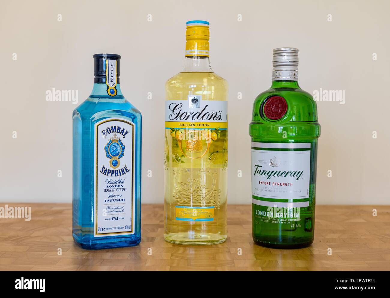 Marche di bottiglie di gin: Gin di lusso di Bombay Sapphire, gin di limone siciliano di Gordon & gin di resistenza di esportazione di Tanqueray Foto Stock