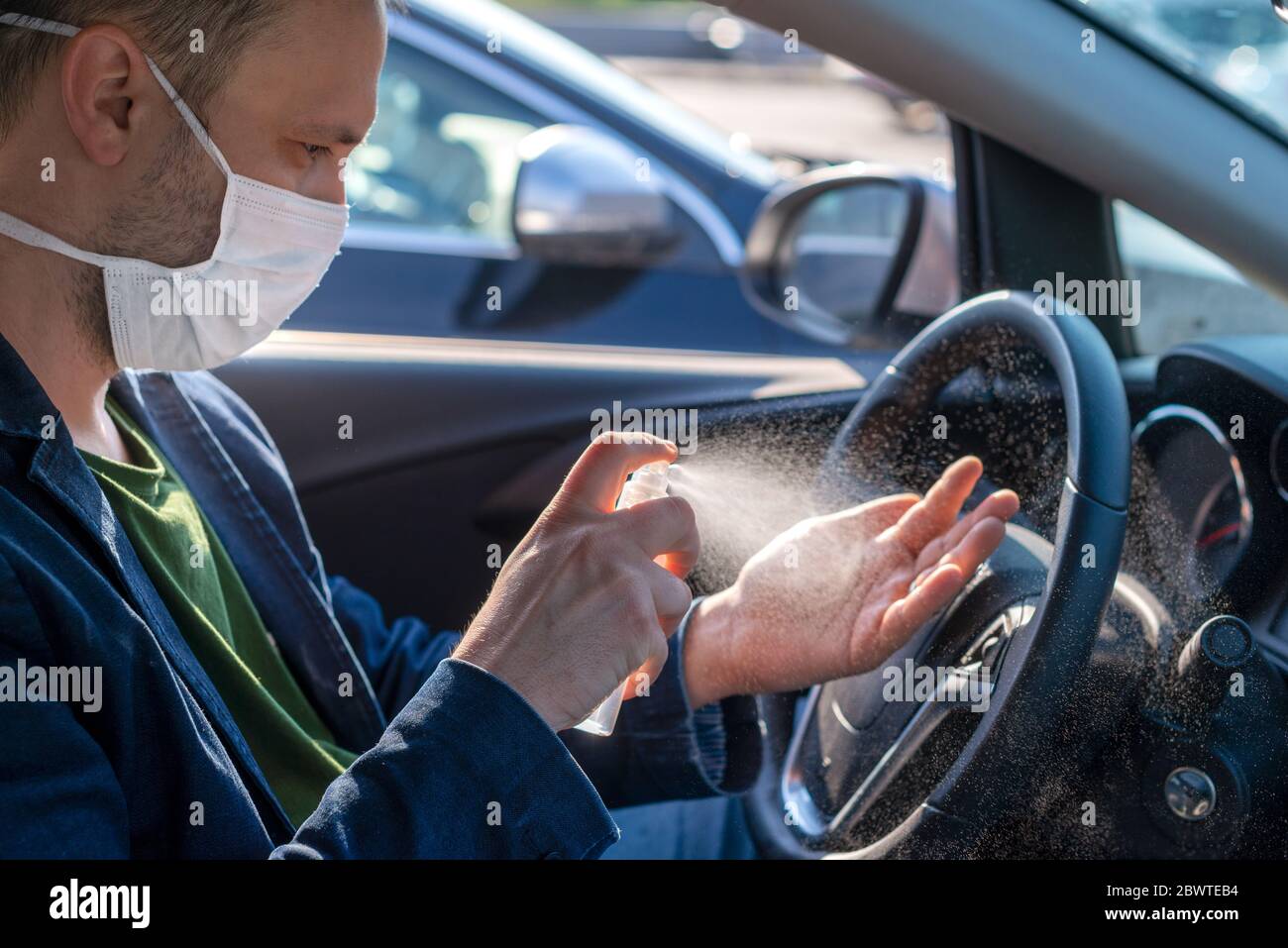 Spray disinfettante antibatterico spray a portata di mano in auto, concetto di controllo delle infezioni. Foto Stock