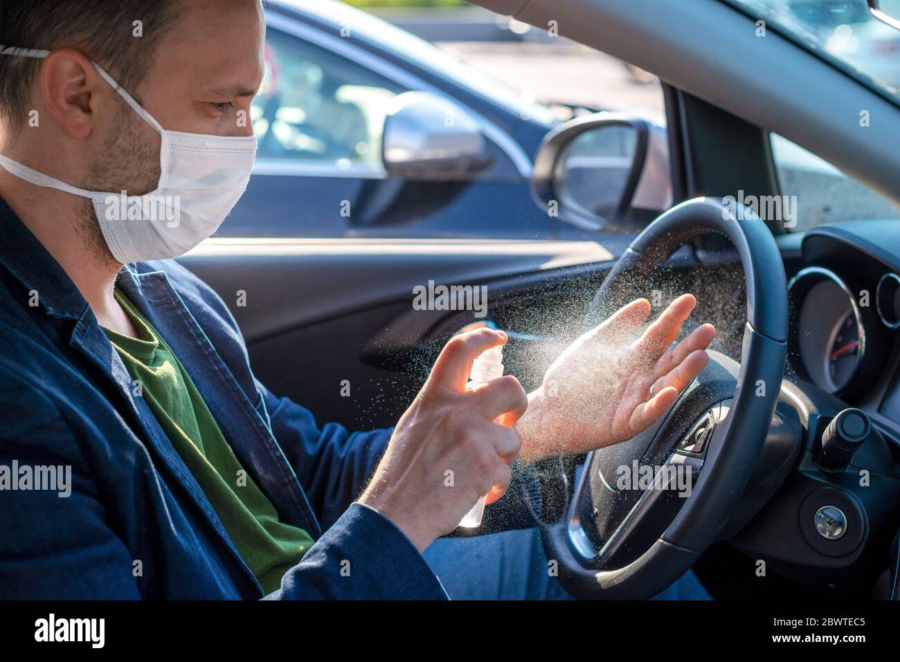 Spray disinfettante antibatterico spray a portata di mano in auto, concetto di controllo delle infezioni. Foto Stock