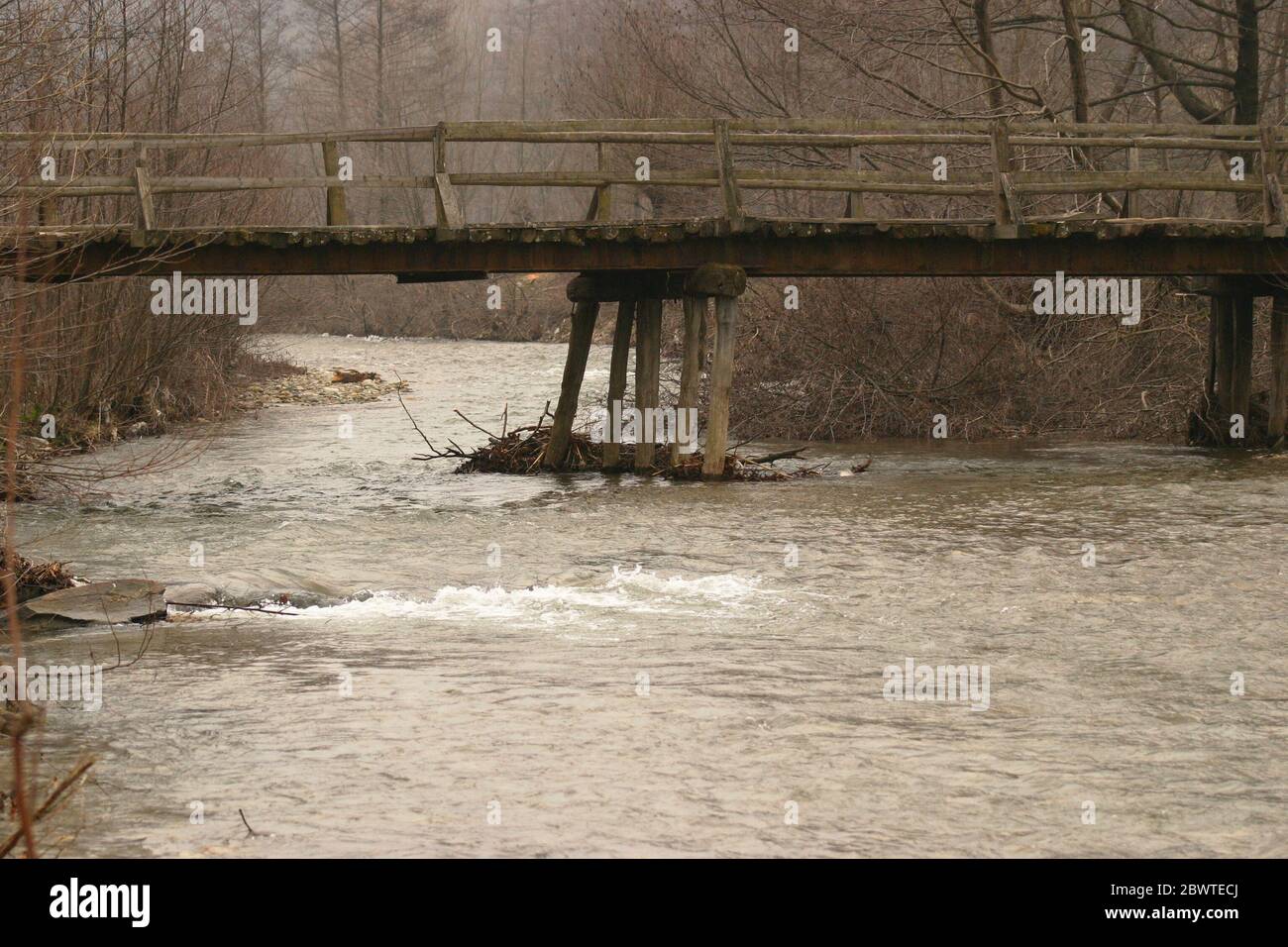 Ponte di legno sul fiume nella campagna della Romania Foto Stock