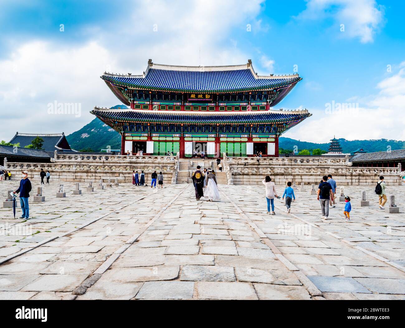 I visitatori e i turisti coreani visitano il Palazzo Gyeongbokgung a Seoul, Corea del Sud durante la primavera. Foto Stock