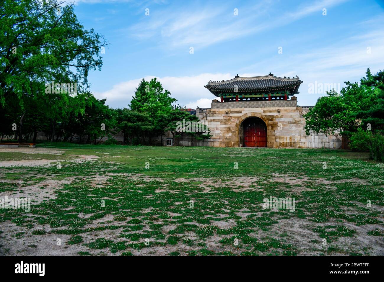 Una tradizionale porta coreana nei confini del Palazzo Gyeongbokgung. Foto Stock