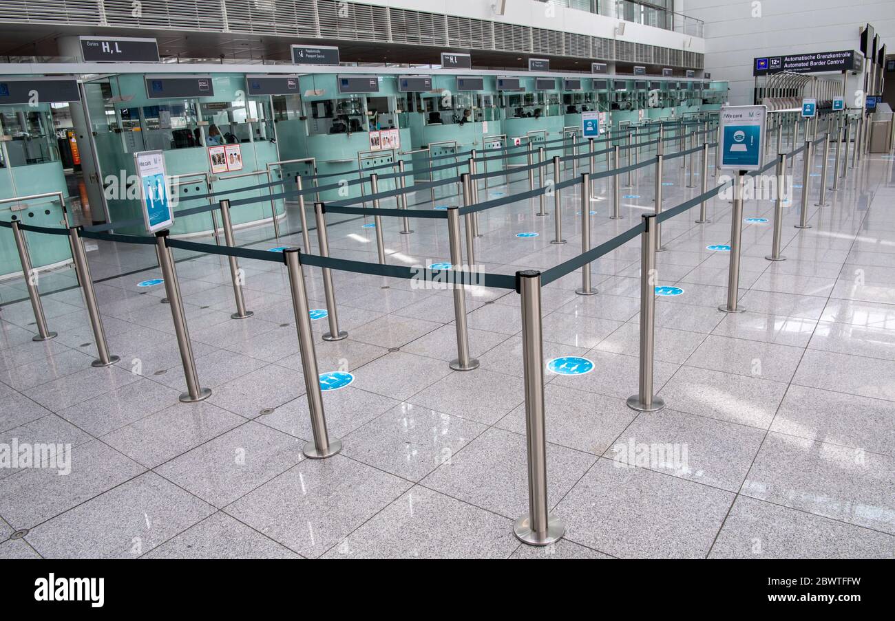 Monaco, Germania. 03 giugno 2020. C'è uno spazio vuoto al Terminal 2 nell'area di controllo dei passaporti. Lufthansa sta riprendendo il collegamento Monaco-Los Angeles dall'aeroporto di Monaco su 03.06.2020. Credit: Peter Kneffel/dpa/Alamy Live News Foto Stock