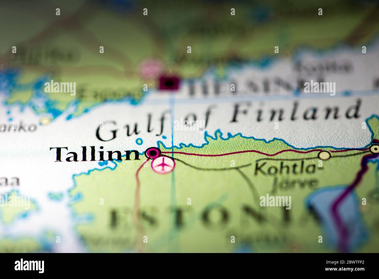 Profondità di campo ridotta fuoco sulla posizione geografica della mappa di Città di Tallinn Estonia continente europeo sull'atlante Foto Stock