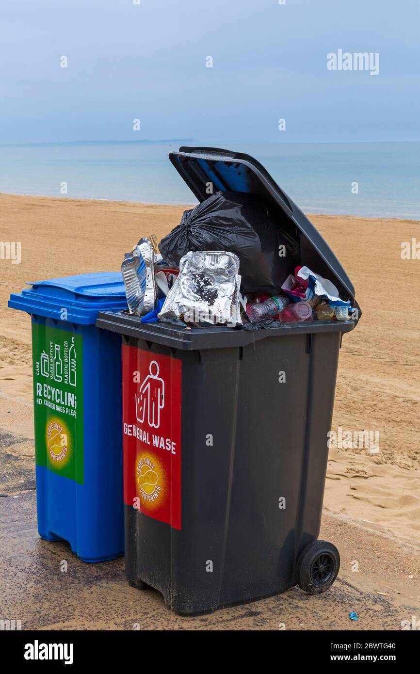 Bournemouth, Dorset UK. 3 giugno 2020. Rifiuti lasciati alle spiagge di Bournemouth dopo aver fatto il pieno di spiagge ieri con il caldo sole che arriva a fine. I lavoratori del Consiglio hanno un lavoro impegnativo continuamente sgombrare le lettiere e i rifiuti dalle spiagge per pulirle per il giorno successivo, come molte persone lasciano i loro rifiuti sulla spiaggia e sul lungomare. Barbecue usa e getta nel bidone - una petizione in Dorset chiede che la vendita di loro per essere vietato, come si pensa che sono stati responsabili di molti incendi nella zona. Credit: Carolyn Jenkins/Alamy Live News Foto Stock