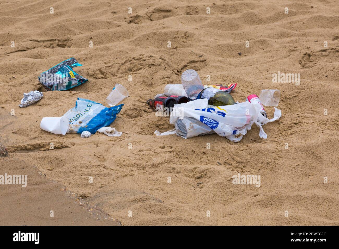 Bournemouth, Dorset UK. 3 giugno 2020. Rifiuti lasciati alle spiagge di Bournemouth dopo aver fatto il pieno di spiagge ieri con il caldo sole che arriva a fine. I lavoratori del Consiglio hanno un lavoro impegnativo continuamente sgombrare le lettiere e i rifiuti dalle spiagge per pulirle per il giorno successivo, come molte persone lasciano i loro rifiuti sulla spiaggia e sul lungomare. Credit: Carolyn Jenkins/Alamy Live News Foto Stock