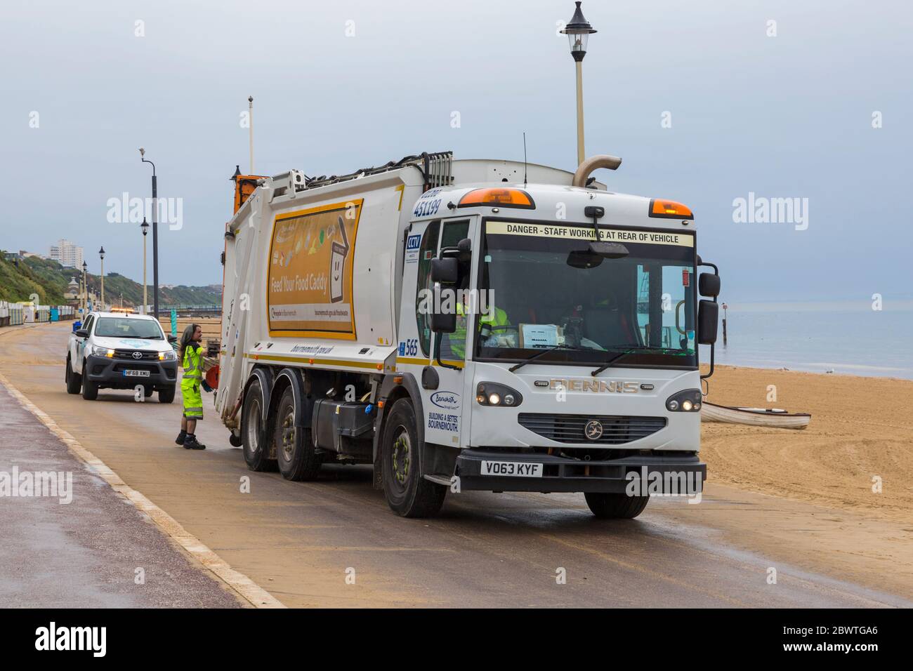 Bournemouth, Dorset UK. 3 giugno 2020. Rifiuti lasciati alle spiagge di Bournemouth dopo aver fatto il pieno di spiagge ieri con il caldo sole che arriva a fine. I lavoratori del Consiglio hanno un lavoro impegnativo continuamente sgombrare le lettiere e i rifiuti dalle spiagge per pulirle per il giorno successivo, come la gente lascia appena i loro rifiuti sulla spiaggia e sul lungomare. Credit: Carolyn Jenkins/Alamy Live News Foto Stock
