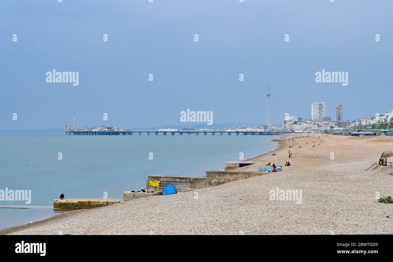 Brighton UK 3 giugno 2020 - e 'un giorno molto più tranquillo sulla spiaggia di Brighton e sul lungomare oggi dopo che la folla aveva visitato durante il recente incantesimo del tempo caldo: Credit Simon Dack / Alamy Live News Foto Stock