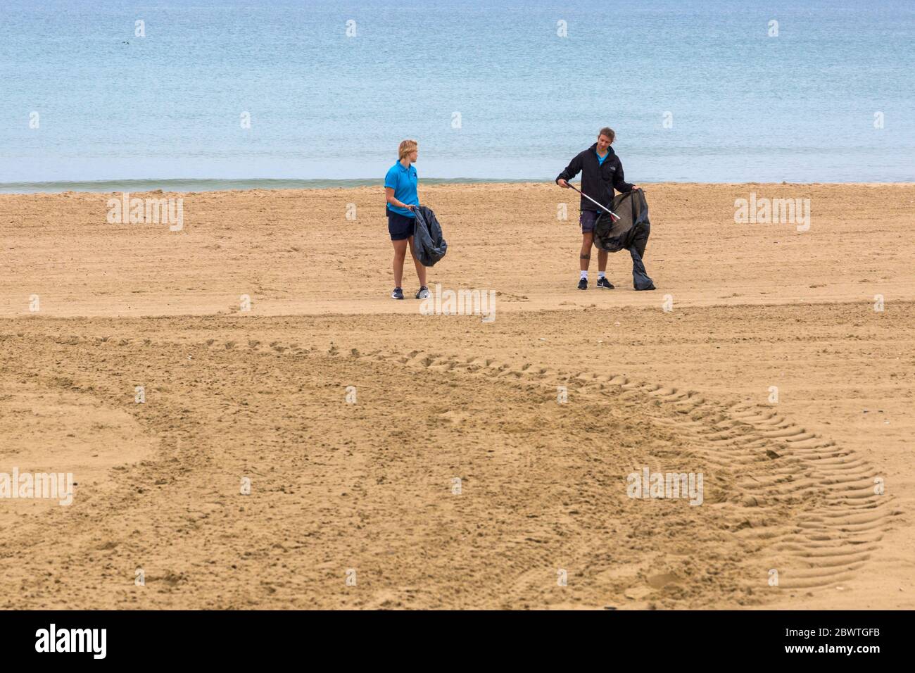 Bournemouth, Dorset UK. 3 giugno 2020. Rifiuti lasciati alle spiagge di Bournemouth dopo aver fatto il pieno di spiagge ieri con il caldo sole che arriva a fine. I lavoratori del Consiglio hanno un lavoro impegnativo continuamente sgombrare le lettiere e i rifiuti dalle spiagge per pulirle per il giorno successivo, come la gente lascia appena i loro rifiuti sulla spiaggia e sul lungomare. Credit: Carolyn Jenkins/Alamy Live News Foto Stock