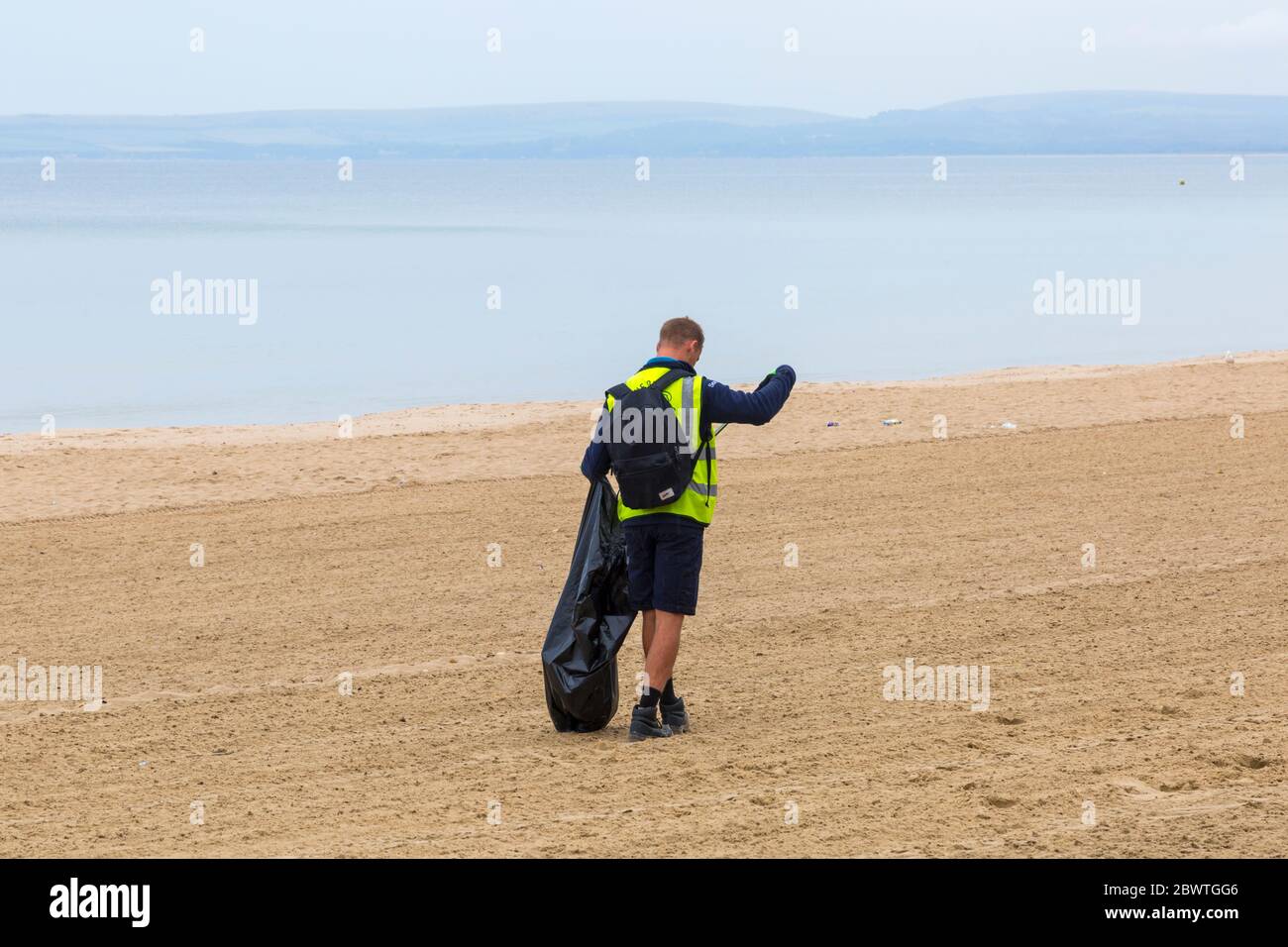 Bournemouth, Dorset UK. 3 giugno 2020. Rifiuti lasciati alle spiagge di Bournemouth dopo aver fatto il pieno di spiagge ieri con il caldo sole che arriva a fine. I lavoratori del Consiglio hanno un lavoro impegnativo continuamente sgombrare le lettiere e i rifiuti dalle spiagge per pulirle per il giorno successivo, come la gente lascia appena i loro rifiuti sulla spiaggia e sul lungomare. Credit: Carolyn Jenkins/Alamy Live News Foto Stock